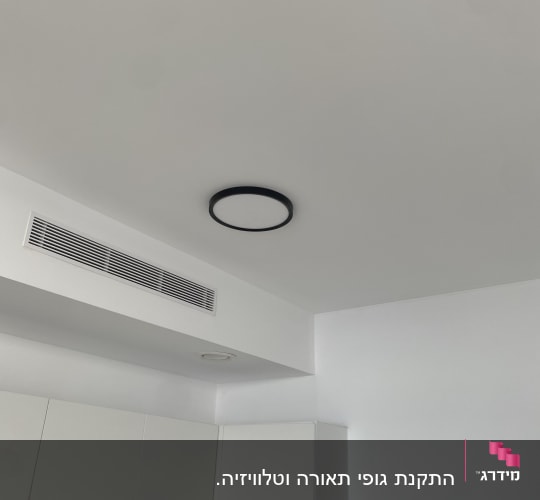 תאורת תקרה עגולה מותקנת על תקרה לבנה